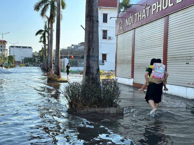 Triều cường gây ngập đường phố Hạ Long: 'Người dân phải sống khổ đến bao giờ?'- Ảnh 1.