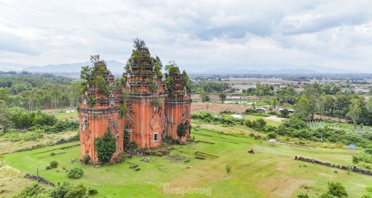 Các cụm tháp chính hiện còn đến ngày nay gồm có tháp Cánh Tiên, tháp Phú Lộc, tháp Dương Long, tháp Bình Lâm, tháp Thủ Thiện, tháp Đôi, tháp Bánh Ít và nhiều phế tích tháp khác. Trong đó, Dương Long là tòa tháp gạch cổ có chiều cao cao nhất khu vực Đông Nam Á. Ảnh: Nguyễn Gia.