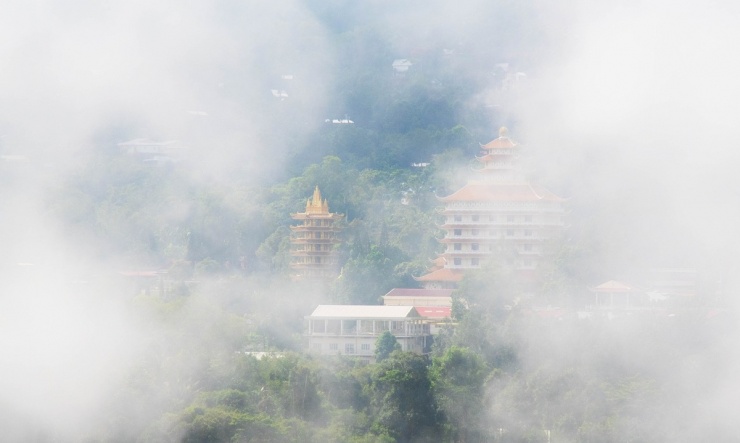 Tại An Giang, nhiếp ảnh gia Dương Việt Anh, sống tại địa phương, chia sẻ khung cảnh sương phủ chùa Vạn Linh trên núi Cấm, Tịnh Biên, sáng 7/12. "Cảnh vật hiện ra trong sương như chốn bồng lai", anh Việt Anh cho biết.