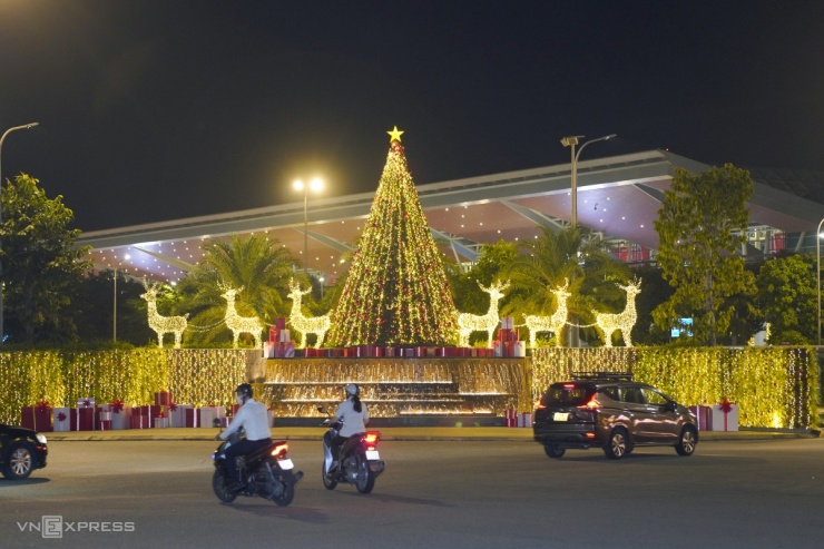 Sân bay Đà Nẵng hóa 'con đường ánh sáng' mùa Giáng sinh - 1