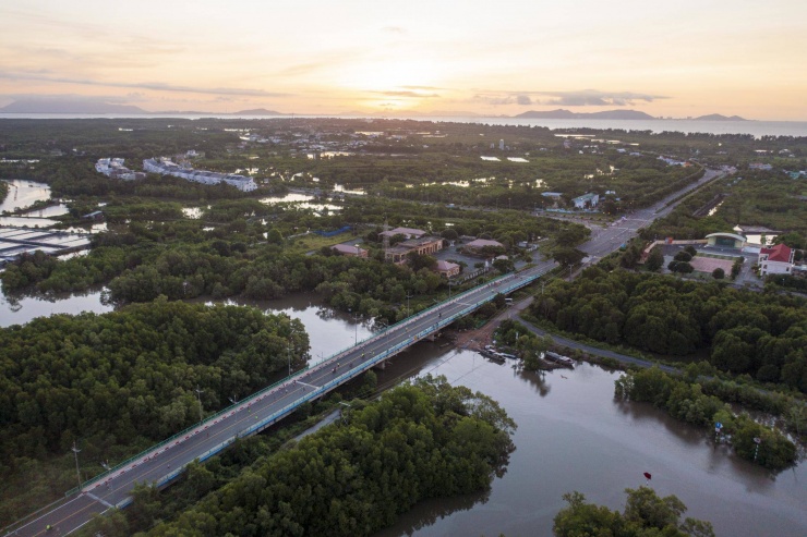 Cách trung tâm TP.HCM khoảng 50km, huyện Cần Giờ là khu vực duy nhất có vị trí giáp biển.