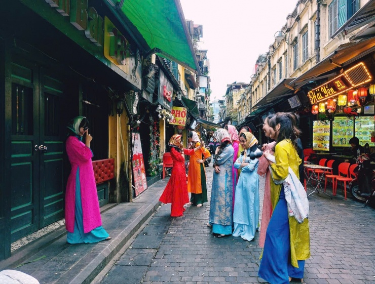 Ngoài các nhóm chụp ảnh, chỉ lác đác vài hàng quán cà phê, quán bún có khách.