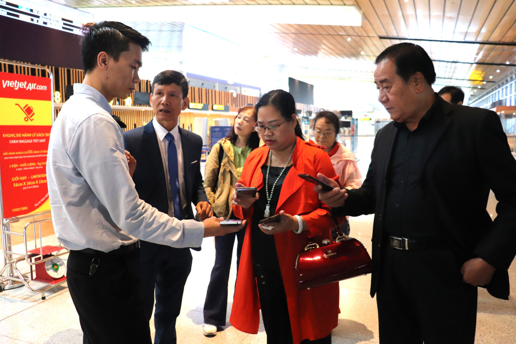 2289698_cac_don_vi_lu_hanh_ket_noi_trao_doi_thong_tin_lien_lac_voi_dai_dien_cang_hang_khong_quoc_te_van_don_09361608-1 Các đơn vị lữ hành kết nối, trao đổi thông tin liên lạc với đại diện Cảng hàng không quốc tế Vân Đồn.