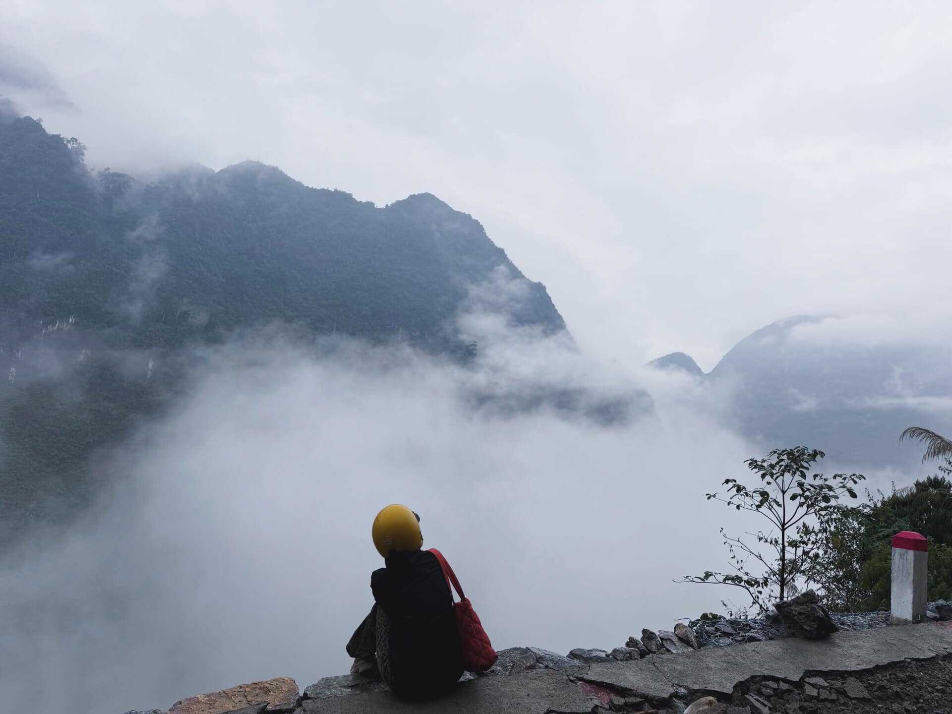 Hà Giang vào mùa đông chìm trong màn sương mù dày đặc, biến cảnh quan nơi đây trở nên huyền ảo, thơ mộng. Những cung đèo uốn lượn như ẩn hiện giữa biển mây, còn các bản làng nép mình yên bình dưới chân núi.