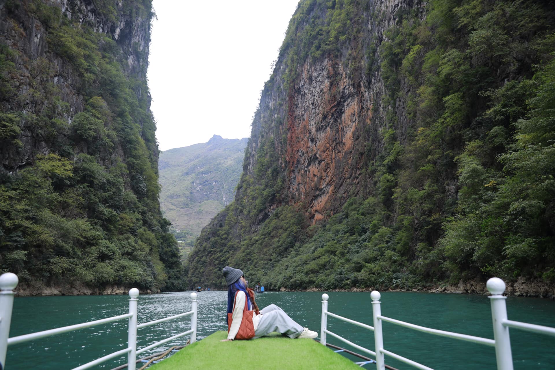 Sông Nho Quế là một trong những dòng sông đẹp nhất Việt Nam, chảy qua hẻm vực Tu Sản hùng vĩ ở Hà Giang. Với làn nước xanh ngọc bích quanh năm, sông Nho Quế như dải lụa mềm vắt ngang giữa những ngọn núi đá sừng sững.