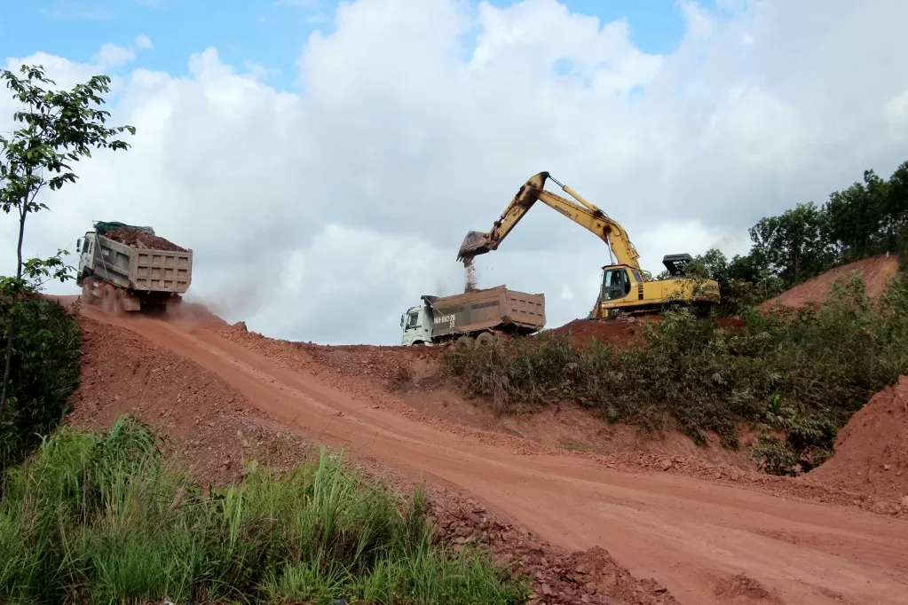 Sử dụng nguồn đất đồi thi công đắp nền đường dự án tuyến đường nối cầu 3 Vân Đồn đến khu tái định cư xã Đoàn Kết (huyện Vân Đồn, tỉnh Quảng Ninh) - Ảnh: Tiến Dũng