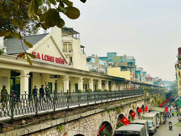 Hà Nội: Ga tàu Long Biên có 'áo mới' - 1