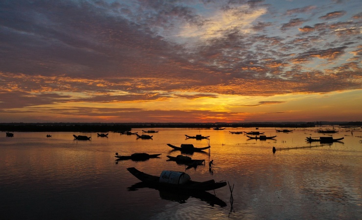 Bình minh ở phá Tam Giang. Ảnh: Võ Thạnh