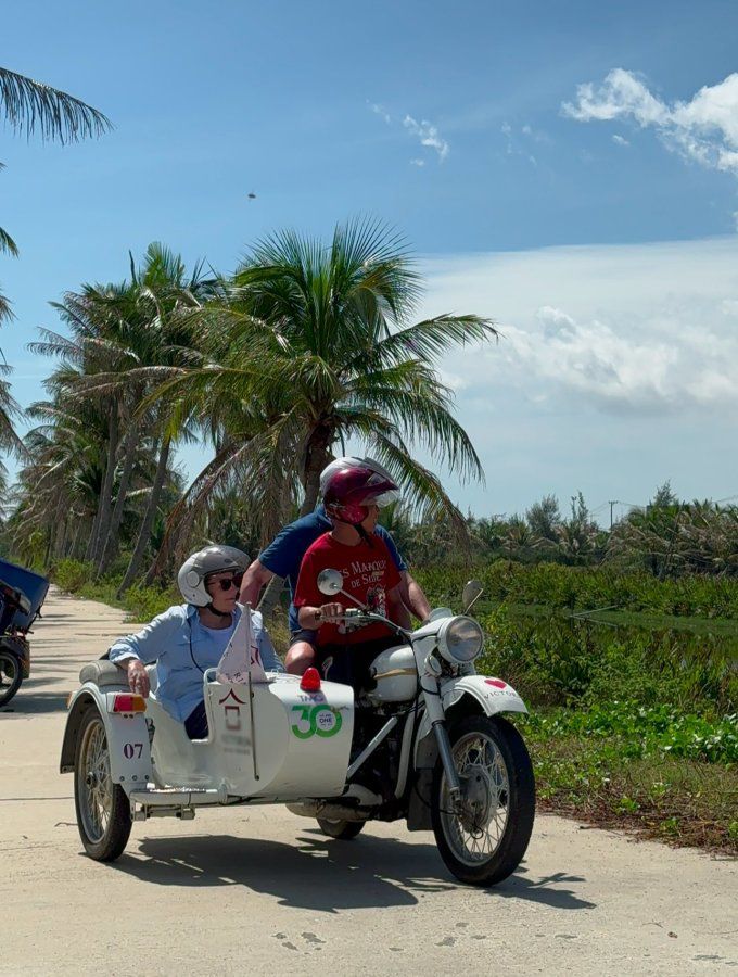 Du khách ngồi xe sidecar khám phá làng rau Trà Quế.