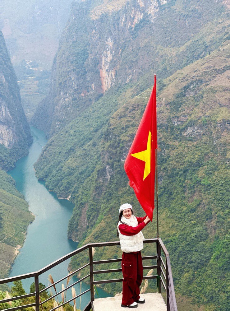 Check-in bên lá cờ Tổ quốc.