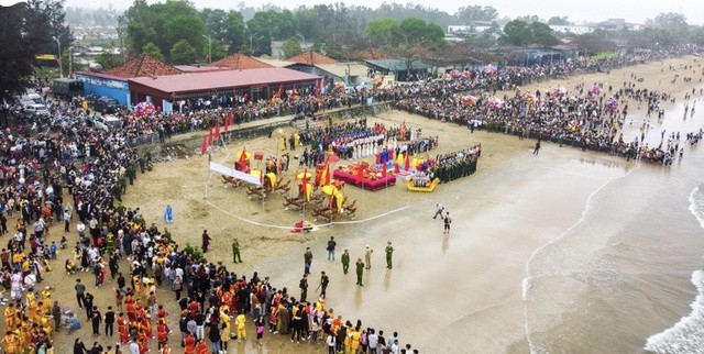 Đền Cờn tọa lạc tại phường Quỳnh Phương, Thị xã Hoàng Mai.