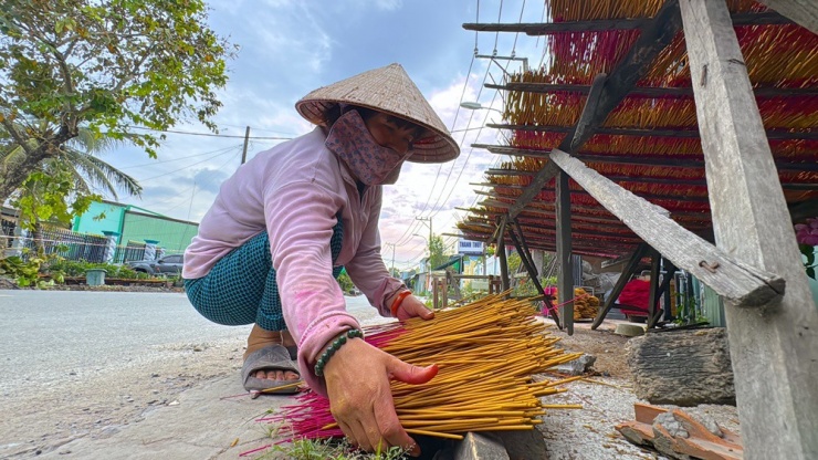 Làng nghề làm nhang truyền thống trăm năm Lê Minh Xuân tất bật cuối năm - 14