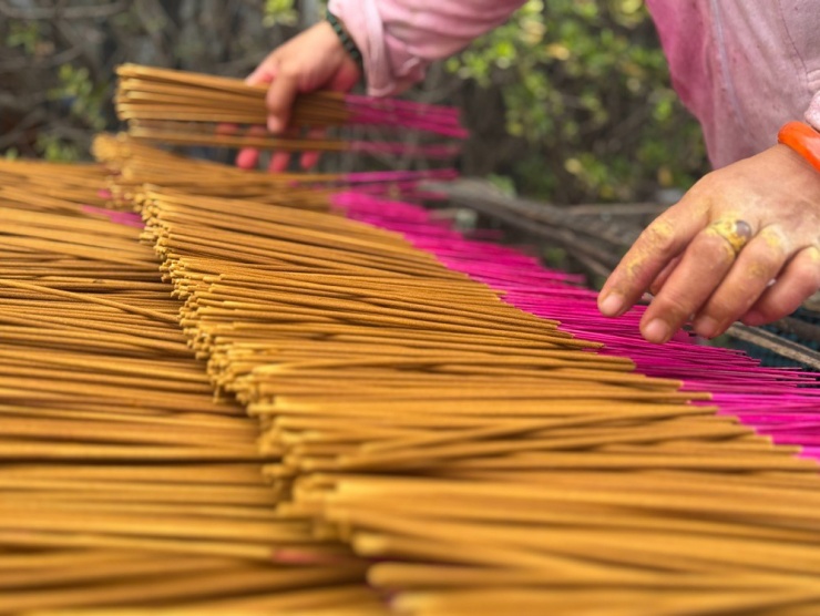 Làng nghề làm nhang truyền thống trăm năm Lê Minh Xuân tất bật cuối năm - 15