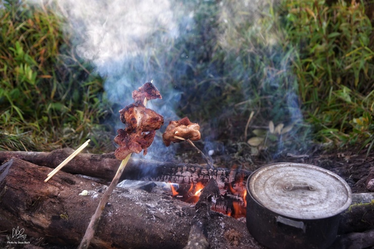 Bữa ăn ngon lành giữa chốn núi rừng.