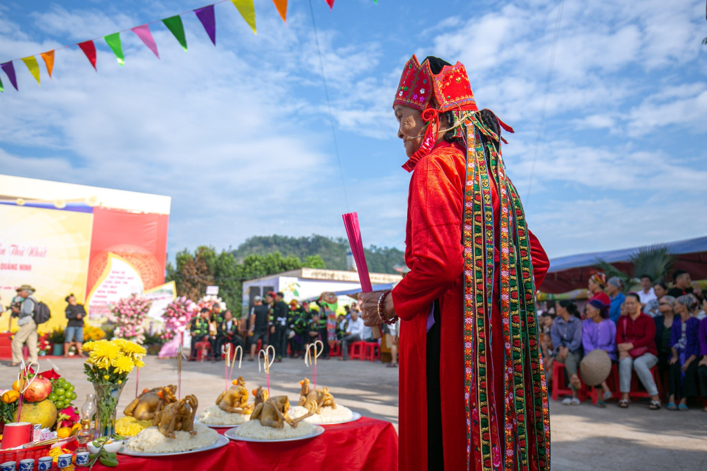 Bà then chuẩn bị hành lễ.