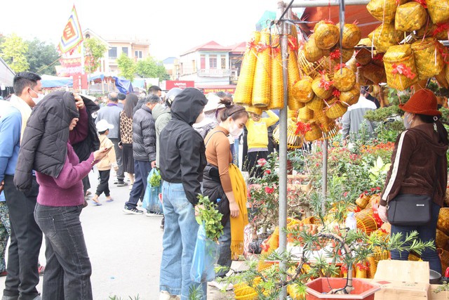 Cây, giỏ, dao, kéo và hàng trăm các sản phẩm phục vụ đời sống người dân được bày bán.