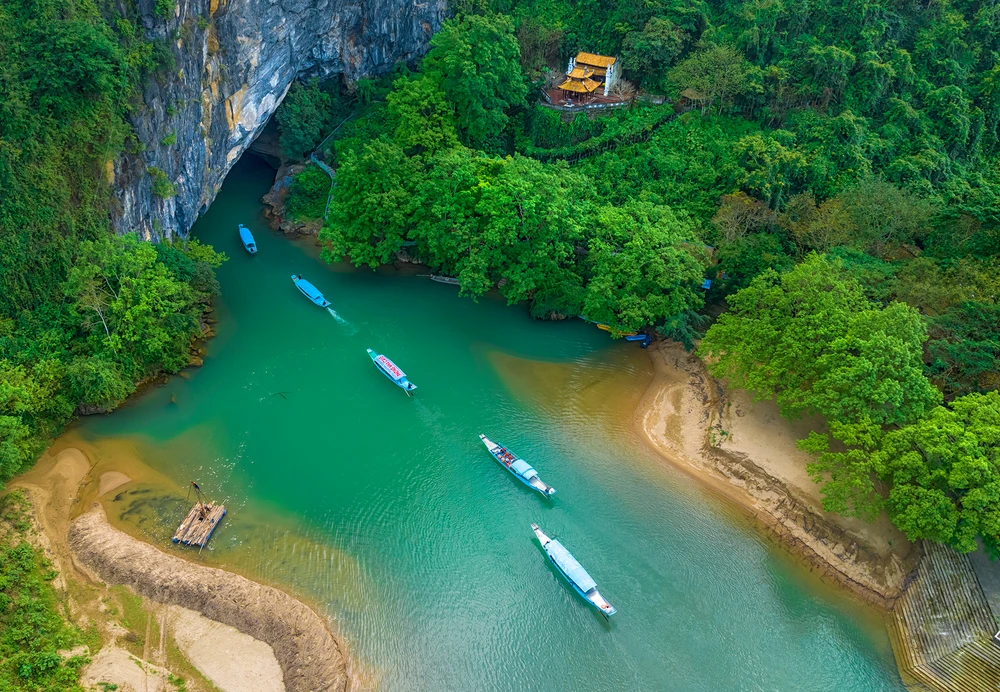 Khoảng 5 km đầu, du khách sẽ được đi thuyền đi dọc dòng sông Son và đến tham quan "Kỳ quan đệ nhất động" Phong Nha.