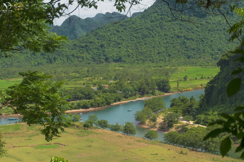 Vẻ đẹp nên thơ, yên bình và màu nước xanh ngọc bích của vùng đất Di sản thiên nhiên thế giới Phong Nha-Kẻ Bàng. Ảnh: PN-KB