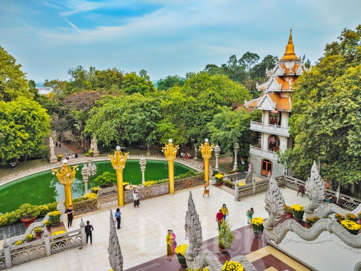 Vào ngày thường trong tuần, nơi đây khá thanh vắng, chỉ có tiếng lá reo vui cùng đám chimh lích chích chuyền cành; thoảng trong gió tiếng máy bay ì ầm vọng về.