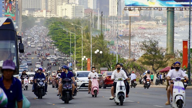 Từ trên dốc nhìn thấy toàn bộ Bãi Sau và đường Thùy Vân tấp nập du khách