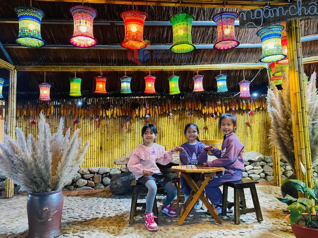 2318630_wtm_605b575e82ccce63c658ddd7b11ff36e-1 Một nếp nhà người Dao Thượng Yên Công được trang trí thêm để đón du khách. Ảnh Trương Hương, UBND xã Thượng Yên Công, TP Uông Bí.