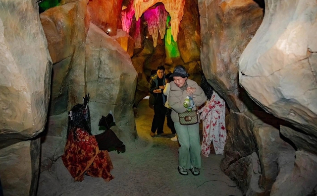 Di chuyển các mô hình ma quỷ khỏi 'động Lục Đạo' ở chùa Ba Vàng- Ảnh 2. Di chuyển các mô hình ma quỷ khỏi 'động Lục Đạo' ở chùa Ba Vàng- Ảnh 2.
