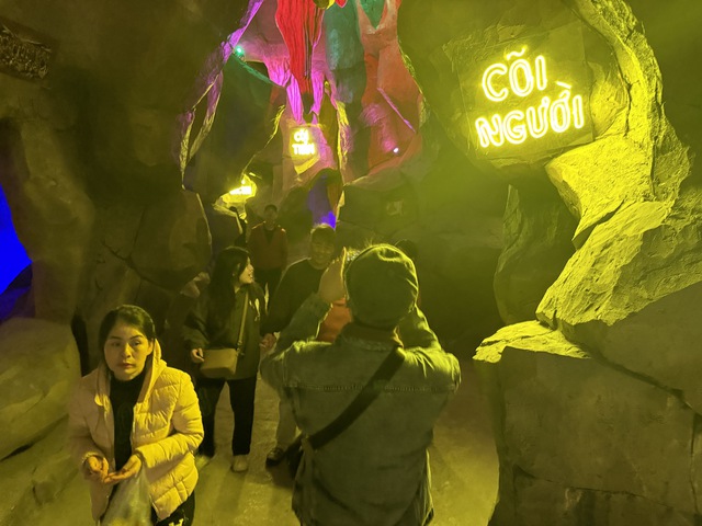 Di chuyển các mô hình ma quỷ khỏi 'động Lục Đạo' ở chùa Ba Vàng- Ảnh 4. Di chuyển các mô hình ma quỷ khỏi 'động Lục Đạo' ở chùa Ba Vàng- Ảnh 4.