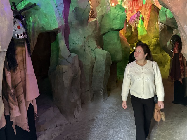 Di chuyển các mô hình ma quỷ khỏi 'động Lục Đạo' ở chùa Ba Vàng- Ảnh 3. Di chuyển các mô hình ma quỷ khỏi 'động Lục Đạo' ở chùa Ba Vàng- Ảnh 3.