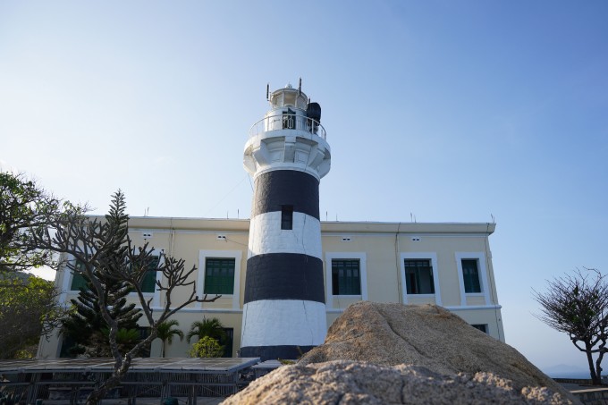 Cột hải đăng Hòn Lớn được xây dựng 1890, một trong những ngọn hải đăng lâu đời tại Việt Nam. Ảnh: Bùi Toàn