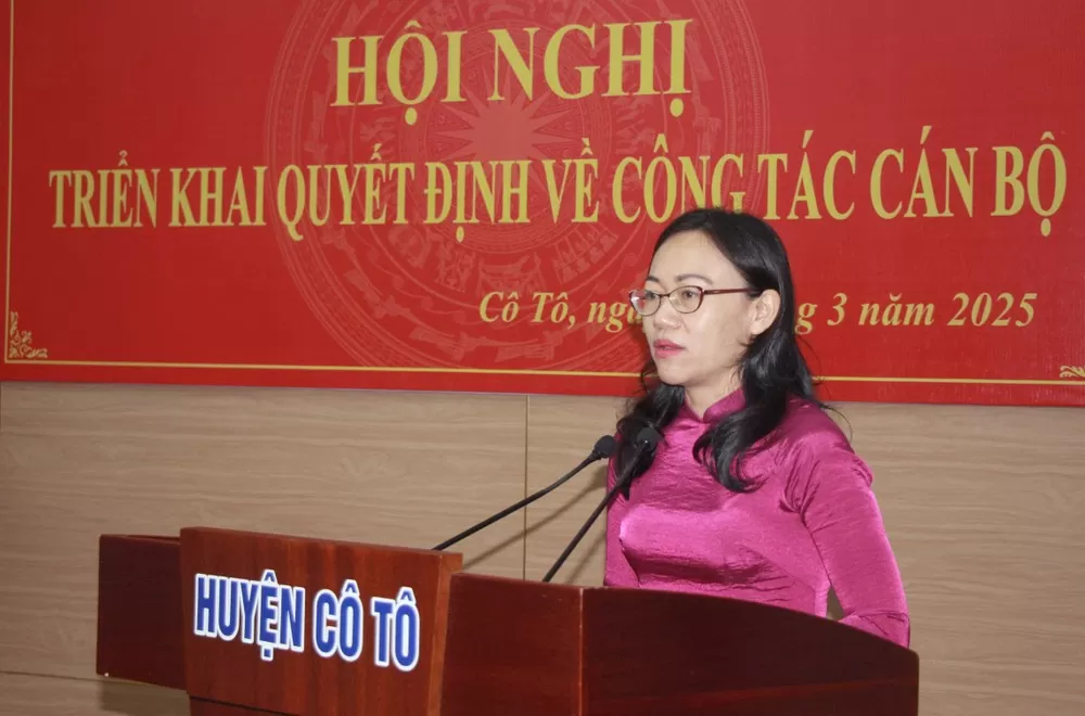 Bí thư Huyện uỷ Cô Tô Lê Ngọc Hân phát biểu nhận nhiệm vụ. Ảnh: TTTTVH huyện Cô Tô