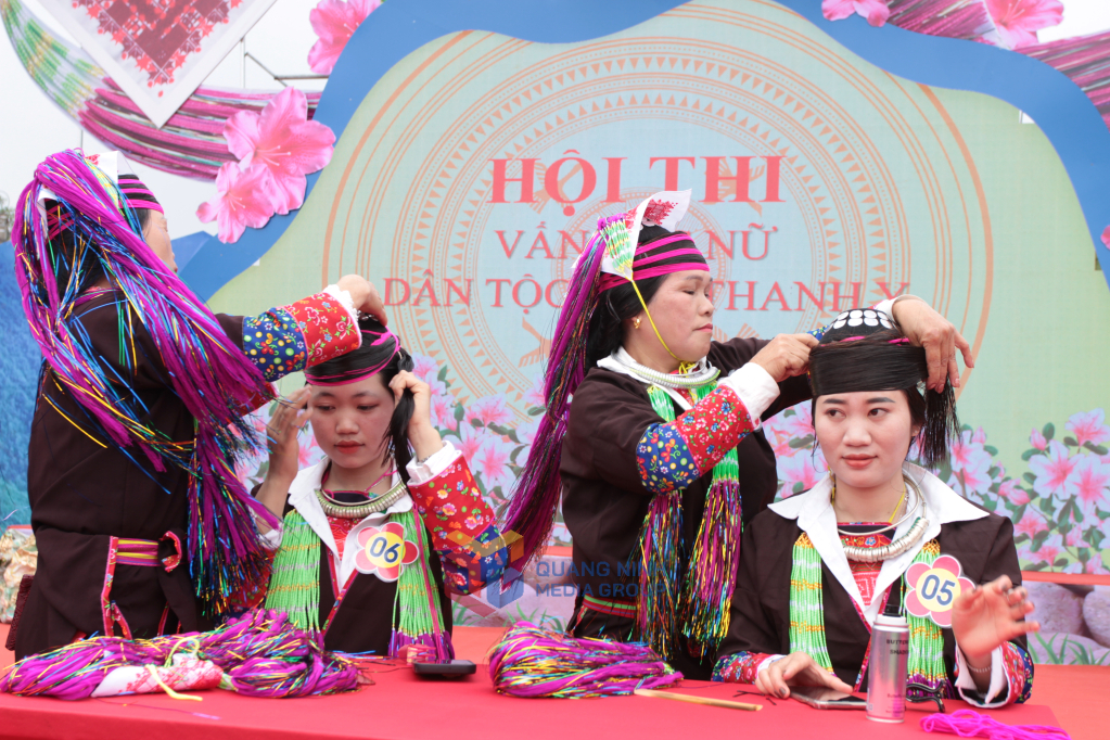 2319402_wtm_c91baca47eaa73f5b767a814be00fd09 Các nghệ nhân tham gia phần thi vấn tóc cho thiếu nữ người Dao Thanh Y.