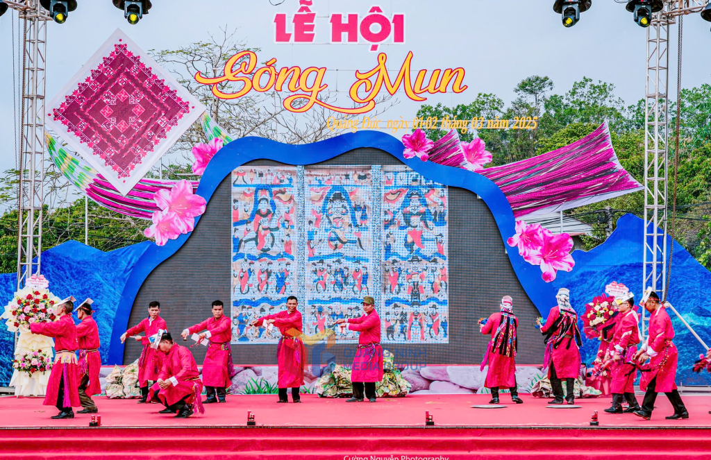2321560_wtm_f0b4a19197e7c7e036672ca4cd2743d2-1 Sân khấu hoá các nghi lễ của người Dao Thanh Y.