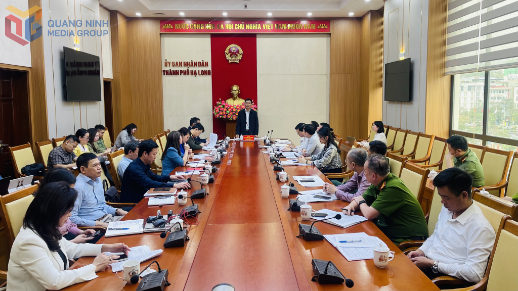 2323868_wtm_2bb84306409746a216c3cd17b4a19b52-1 Đồng chí Nguyễn Tiến Dũng – Chủ tịch UBND TP Hạ Long chủ trì cuộc họp.