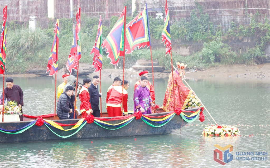 2327330_wtm_b509b0e0cf79363f7ecb8f1b5d4d8d6d-1 Nước được lấy ở giữa dòng Ka Long.