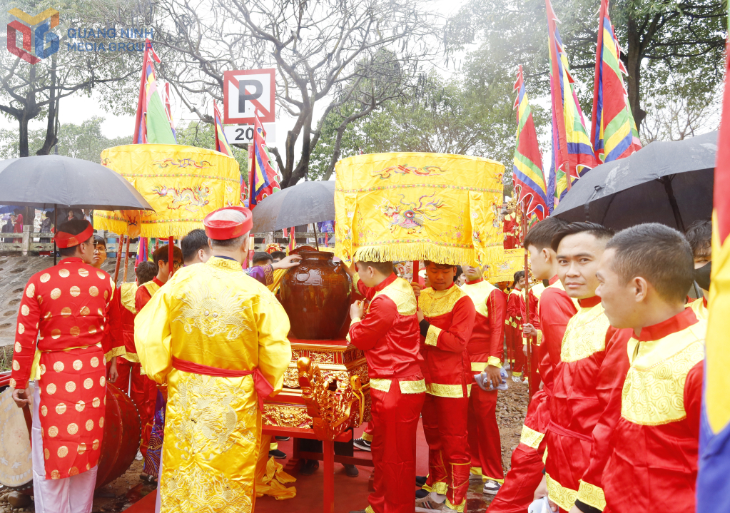 2327333_wtm_0bde4158df0eb3523e4ffad59e0eeee4 Rước nước về sân đền.