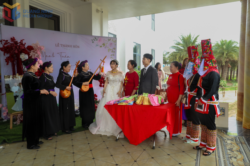 2329960_wtm_547dff4962a0a1113d8c0f90e3616b56 Người Tày hát những bài ca chúc phúc cho cô dâu và chú rể ở .