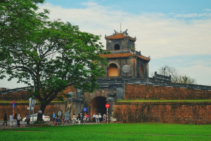 Ngắm nhìn các cổng thành ở Kinh thành Huế.