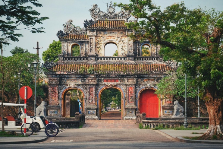 Nam du khách mê mẩn các công trình kiến trúc ở Huế.