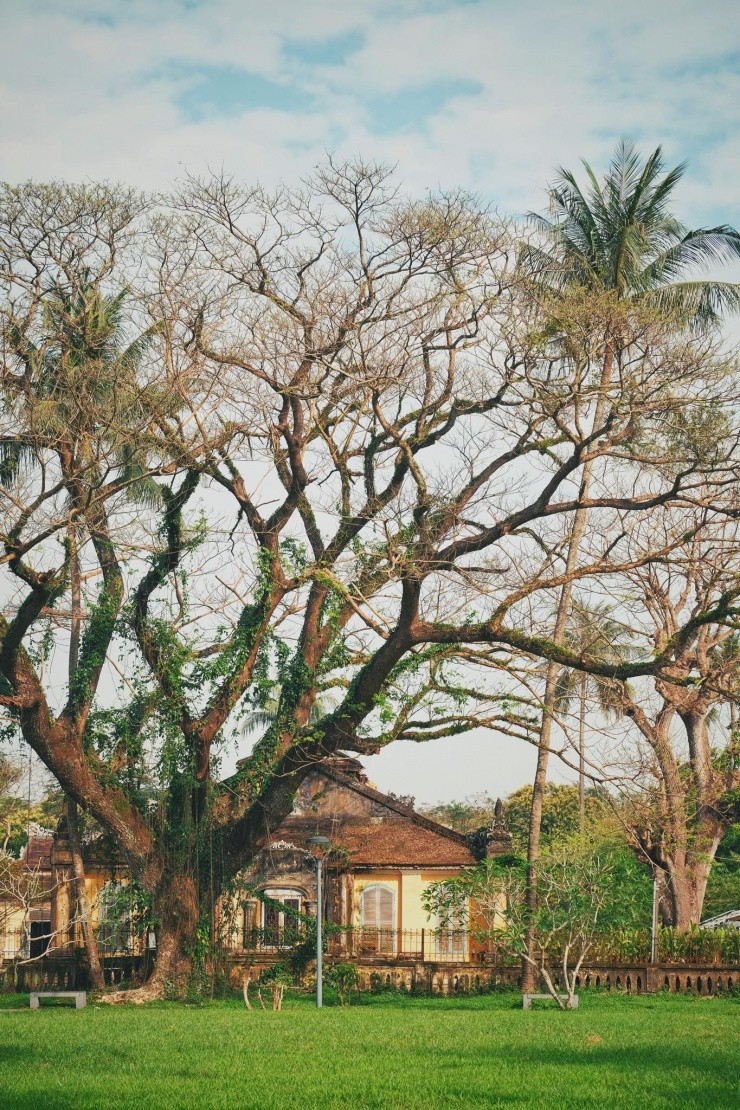 Đến Huế để thưởng ngoạn cảnh đẹp hòa vào công trình kiến trúc.