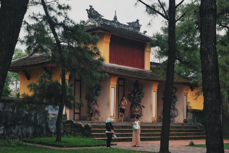 Du khách đến ngôi chùa Thiên Mụ bên dòng sông Hương.