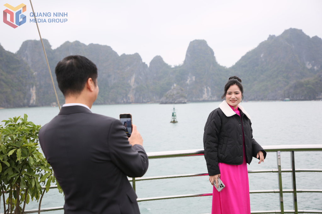 2332110_du_khach_luu_lai_nhung_khoanh_khac_ky_niem_voi_canh_dep_ki_vi_nen_tho_cua_vinh_bai_tu_long_anh_minh_ha_11282501 Du khách lưu lại những khoảnh khắc kỷ niệm với cảnh đẹp kì vĩ, nên thơ của vịnh Bái Tử Long. Ảnh: Minh Hà