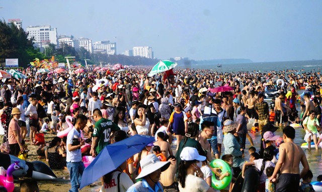 Có thời điểm, bãi biển Sầm Sơn ken đặc người, du khách chen nhau tắm biển