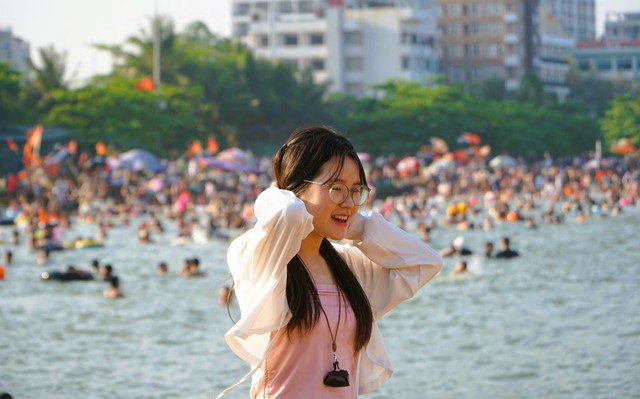 Một bạn trẻ check-in giữa "biển" người đang tắm biển