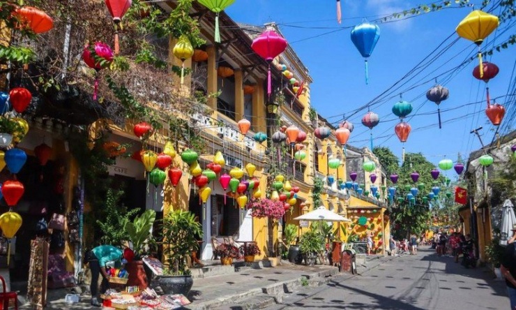 Mô tả về Hội An, tạp chí nhắc đến những chiếc đèn lồng bằng lụa đung đưa bên ngoài nhà hàng, tô điểm cho dãy tường màu vàng bên thị trấn cổ. Ảnh dulich 