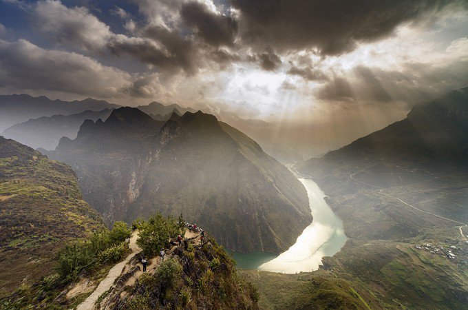 Chiêm ngưỡng dòng sông Nho Quế xanh ngắt uốn lượn giữa núi đá. Ảnh LuhanhHaGiang