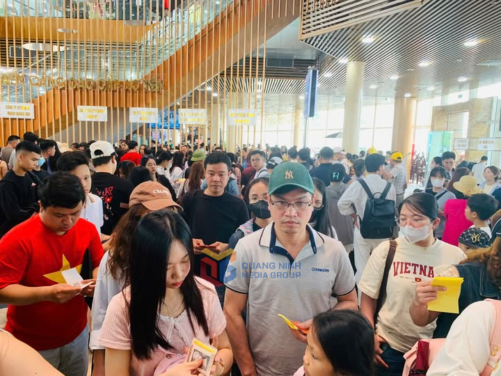 2346823_wtm_6fde16afd06f1e5252a721a686a06bf9 Bến cảng cao cấp Ao Tiên đón hàng nghìn lượt khách qua cảng mỗi ngày trong kỳ nghỉ lễ 30/4-1/5.