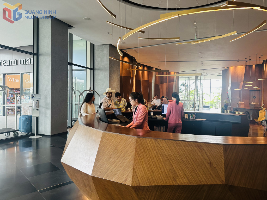 2347383_wtm_3dc238284db28953a5157d3d43930374-1 Du khách làm thủ tục nhận phòng tại khách sạn Citadines Marina Halong