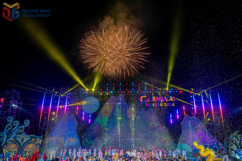 2347407_wtm_d2cf066e49c42d7b4356b5e3c2a72929 Màn bắn pháo hoa Carnaval Hạ Long 2025 rực rỡ sắc màu, đầy cảm xúc.