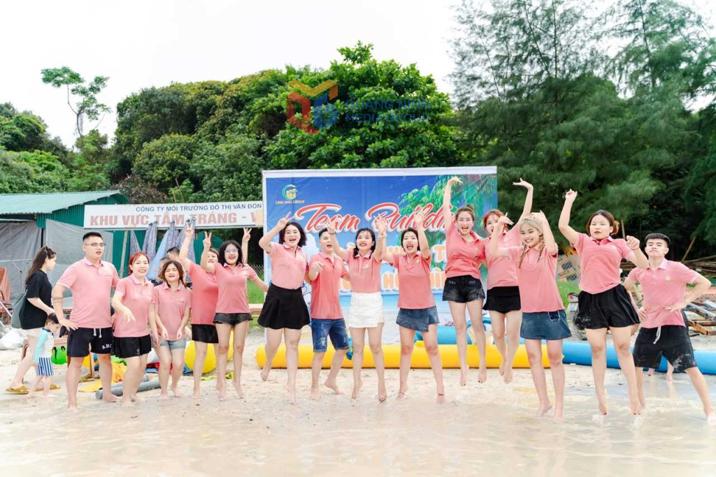 2347409_wtm_557c032995eec3b34710ba953751b974 Du khách tham gia các hoạt động tại bãi biển Minh Châu, huyện Vân Đồn.