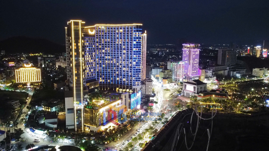 2347413_wtm_b89ea16e3104b582d01666cae0e98e15 Đường phố Hạ Long chật kín người dân và du khách.